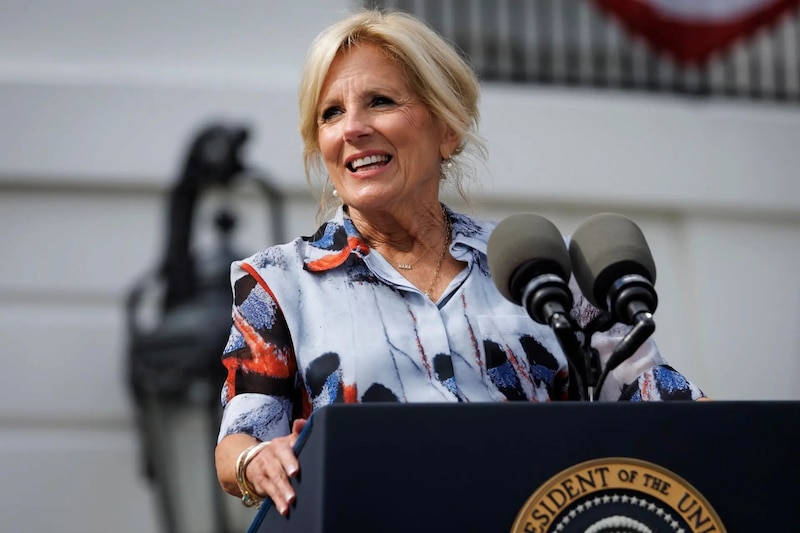 La Primera Dama de los Estados Unidos, Jill Biden, pronuncia un discurso.