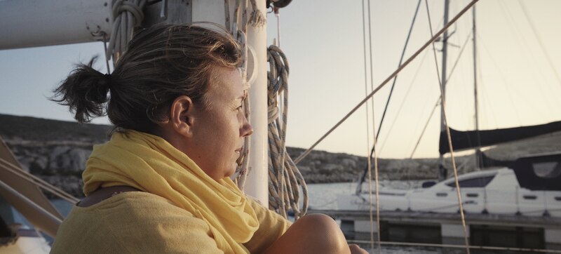 Mujer en un velero