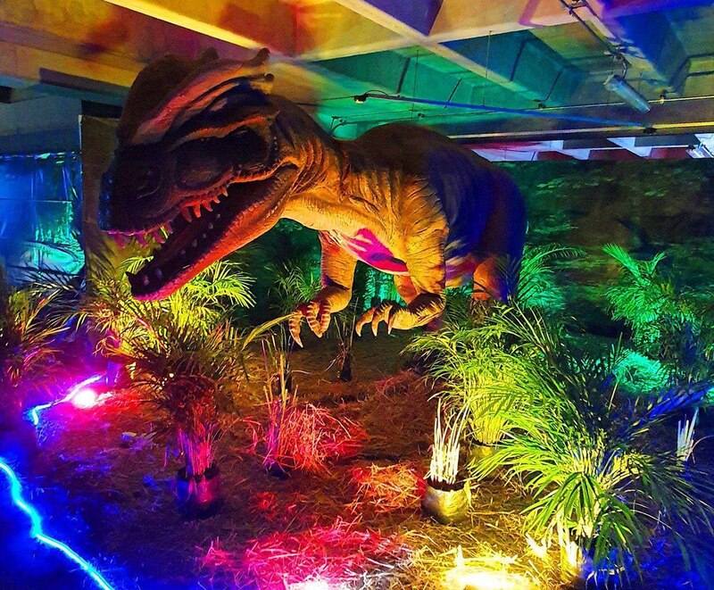 Un dinosaurio animatrónico en una exhibición.