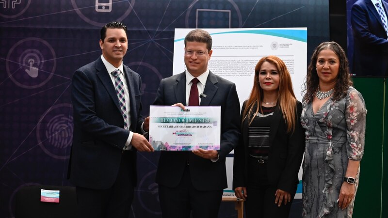 Entrega de reconocimiento a la SSC por su actuación en materia de protección de datos personales