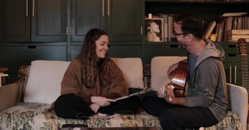 Pareja tocando música en el sofá