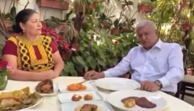AMLO desayunando con una mujer indígena