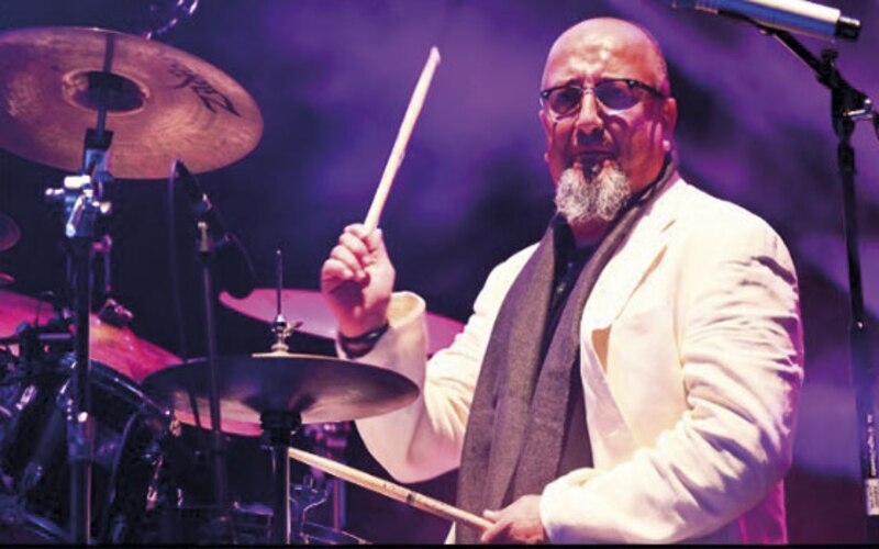 Baterista tocando la batería