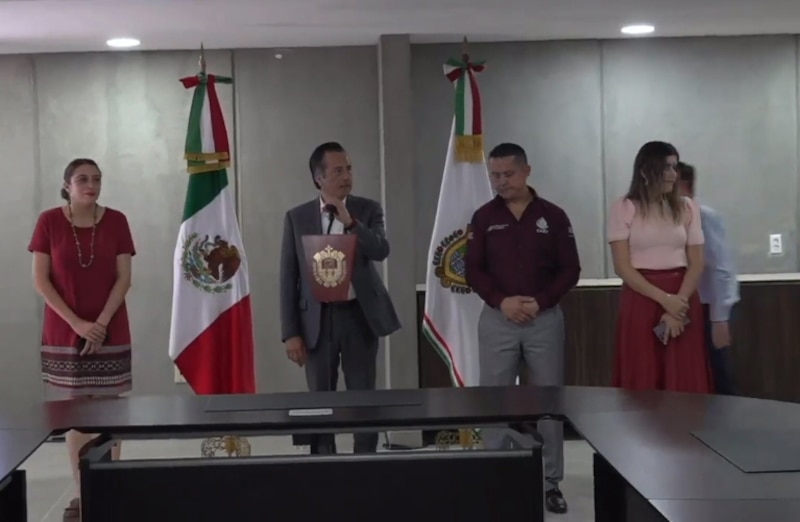 El presidente municipal de Zapopan, Pablo Lemus Navarro, encabeza la ceremonia de entrega de reconocimientos a los alumnos destacados de la Escuela Preparatoria No. 10 de la Universidad de Guadalajara.