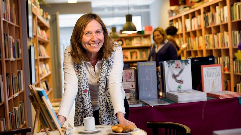 Mujer en una librería