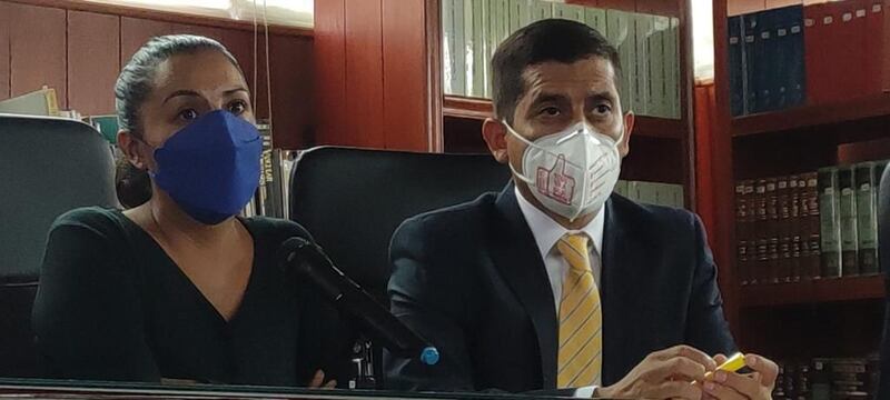 El presidente de Honduras, Juan Orlando Hernández, y la ministra de Salud, Alba Consuelo Flores, durante una conferencia de prensa sobre la pandemia de COVID-19.