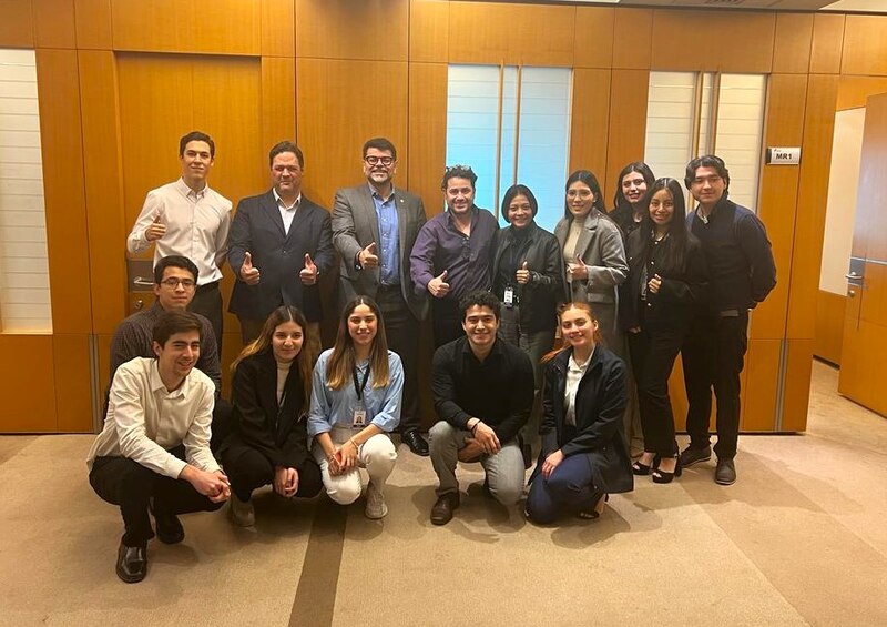 Estudiantes de la Universidad de Chile junto a académicos y funcionarios de la Facultad de Medicina.