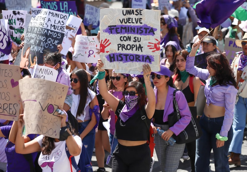 Mujeres marchan en protesta por los derechos de las mujeres