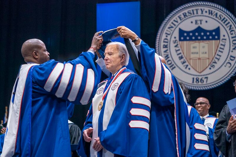 El presidente Biden recibe un doctorado honorario de la Universidad de Howard