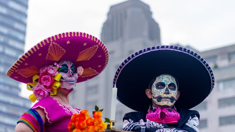 La temporada de Día de Muertos atrae tanto a turistas nacionales como internacionales.