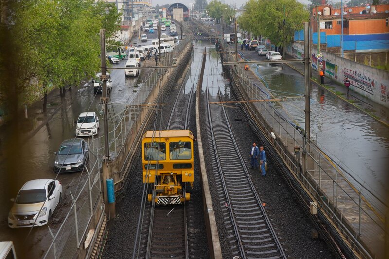 Fuertes lluvias afectaron las vías del metro de la Linea B en la estación Gelatao sobre Calzada de Zaragoza.