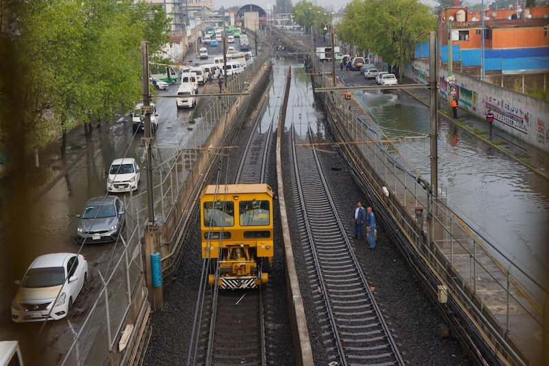 Fuertes lluvias afectaron las vías del metro de la Linea B en la estación Gelatao sobre Calzada de Zaragoza.