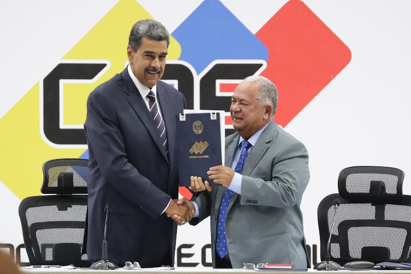 El presidente Nicolás Maduro firma un acuerdo con el gobernador del estado Vargas, Jorge Luis García Carneiro.