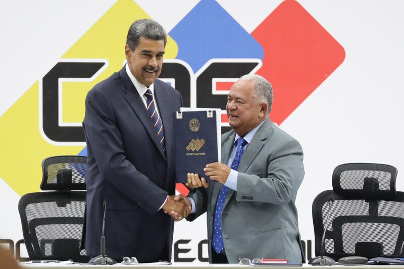 El presidente Nicolás Maduro firma un acuerdo con el gobernador del estado Vargas, Jorge Luis García Carneiro.