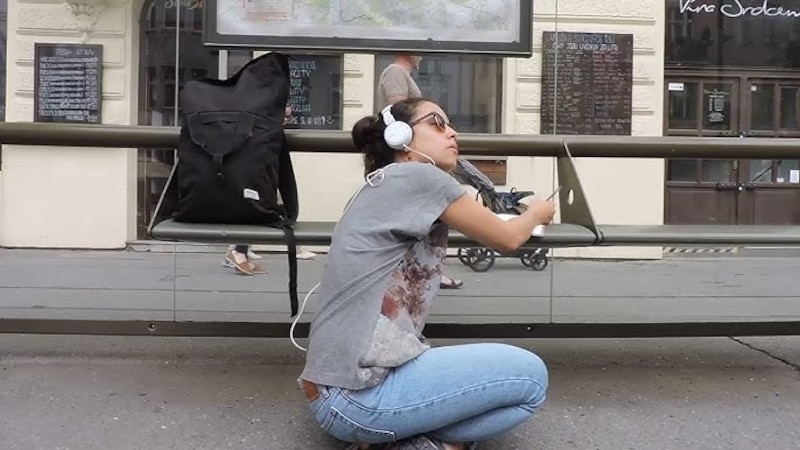 Mujer joven esperando el autobús