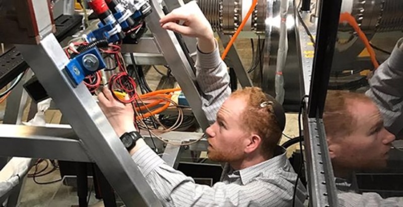 Un científico trabaja en un experimento en un laboratorio.