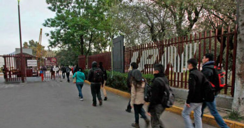 Estudiantes universitarios caminando por el campus