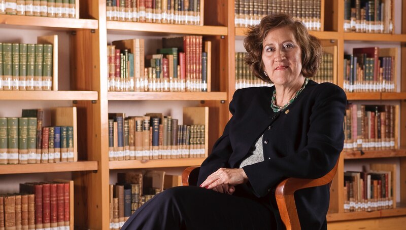 La escritora Ángeles Caso en la biblioteca