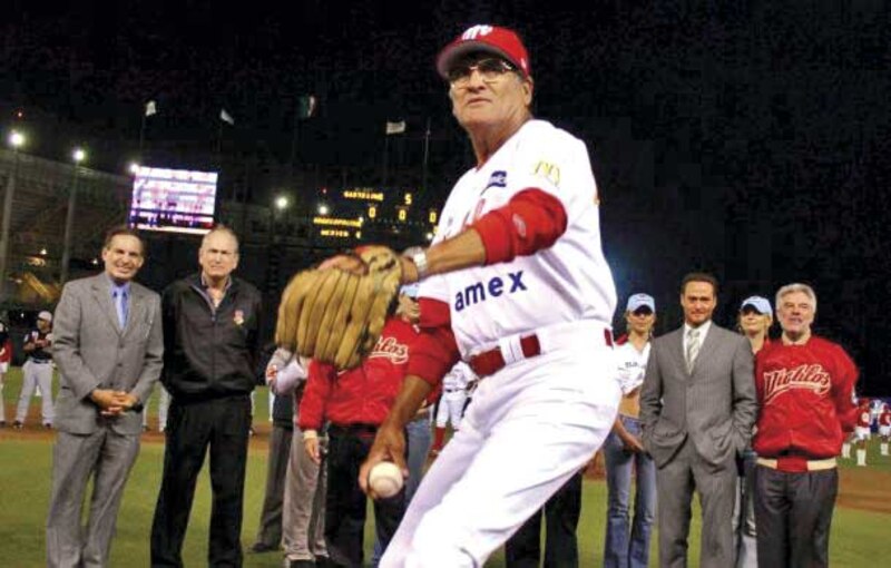 El legendario jugador de béisbol mexicano Fernando Valenzuela haciendo el primer lanzamiento en un partido de los Dodgers de Los Ángeles.