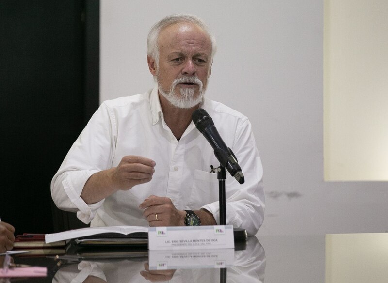El ex gobernador de Oaxaca, José Murat, durante una conferencia de prensa.