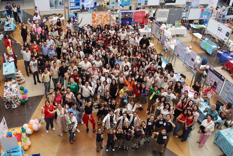 Alumnos presentan proyectos escolares en la Feria de Ciencia de la UAG, combinando tecnología, arte y ciencia.