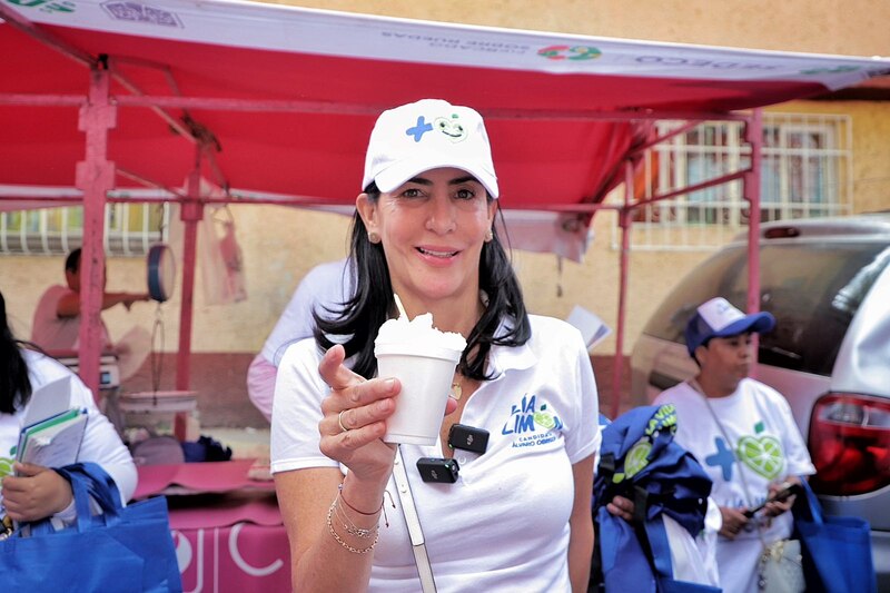 La candidata a la alcaldía de Iztapalapa, Clara Brugada, saluda a los vecinos y comerciantes de la zona.