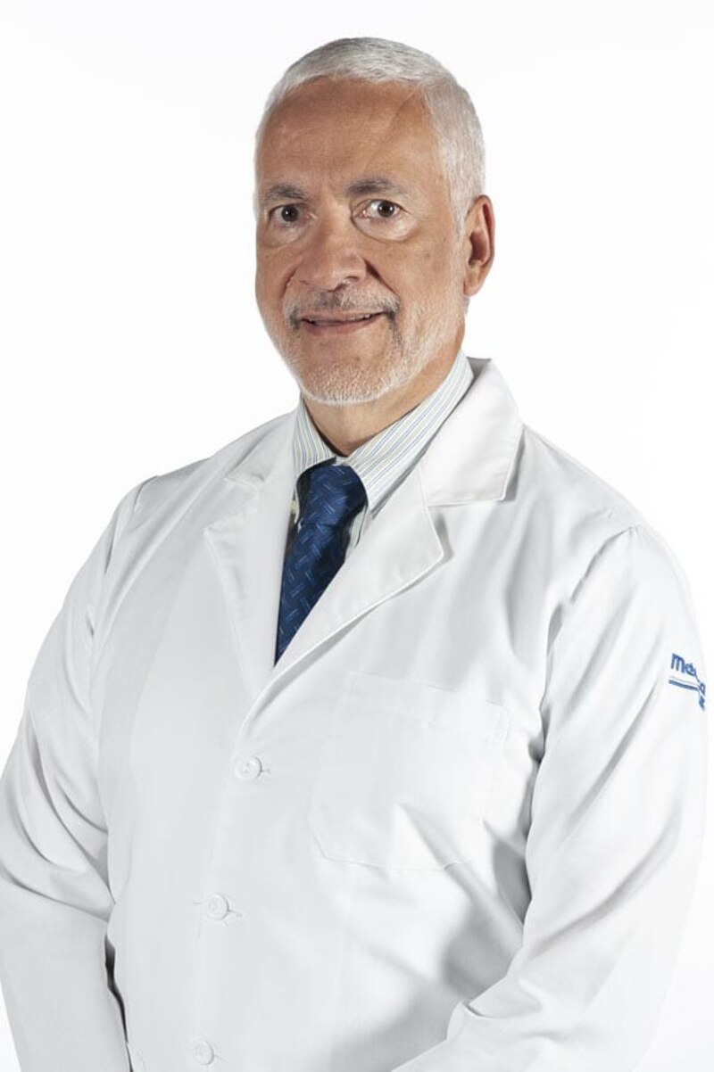 El Dr. Juan Pérez, un médico de renombre en el campo de la medicina.