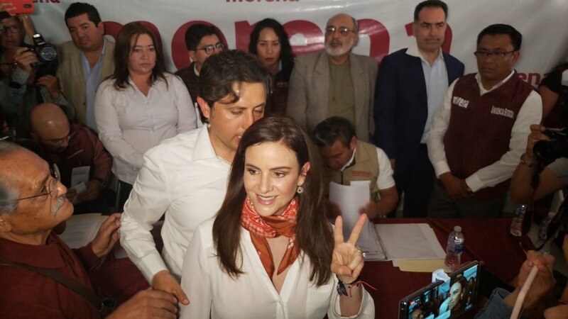 La candidata a la gubernatura de Morena, Delfina Gómez, saluda a sus simpatizantes.