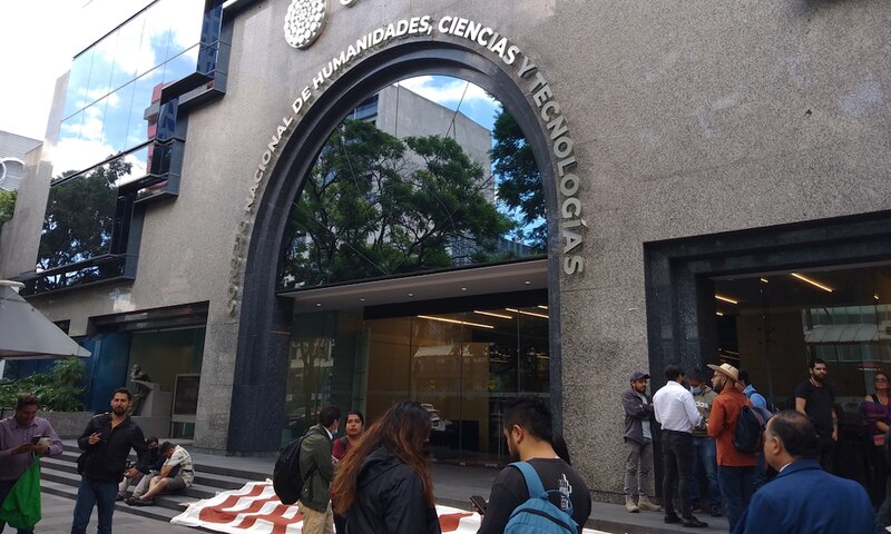 Estudiantes protestan frente a la Universidad Nacional Autónoma de México (UNAM)