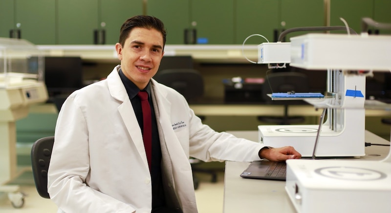 El Dr. Juan García, investigador del Instituto de Tecnología de Massachusetts (MIT), muestra un prototipo de prótesis impresa en 3D.