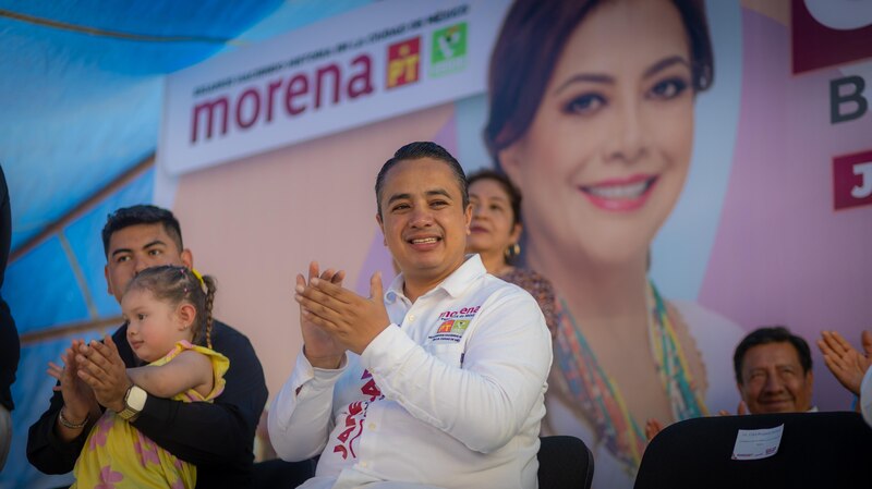 El candidato de Morena a la alcaldía de Iztapalapa, Clara Brugada, saluda a sus simpatizantes durante un mitin de campaña.