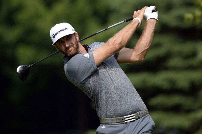 Golfista profesional masculino en acción