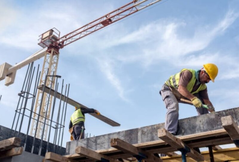 Obreros de la construcción trabajando en una obra