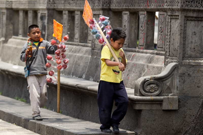 Niños indígenas mexicanos vendiendo dulces en la calle