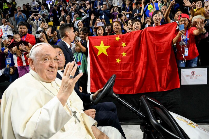 El Papa Francisco saluda a los fieles en China