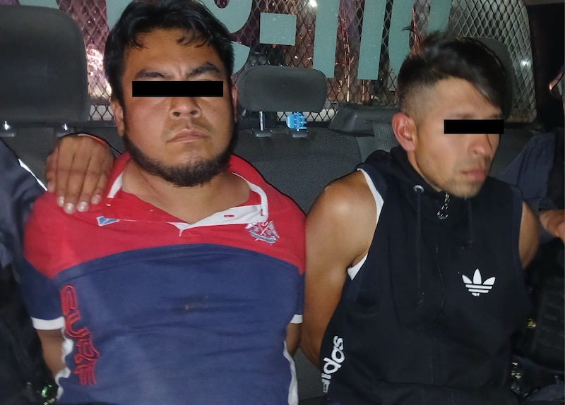 Tres personas fueron detenidas por su presunta participación en un robo con violencia en una cafetería de Ojo de Agua. Un celular con GPS permitió a la Guardia Civil localizarlos y recuperar objetos robados.