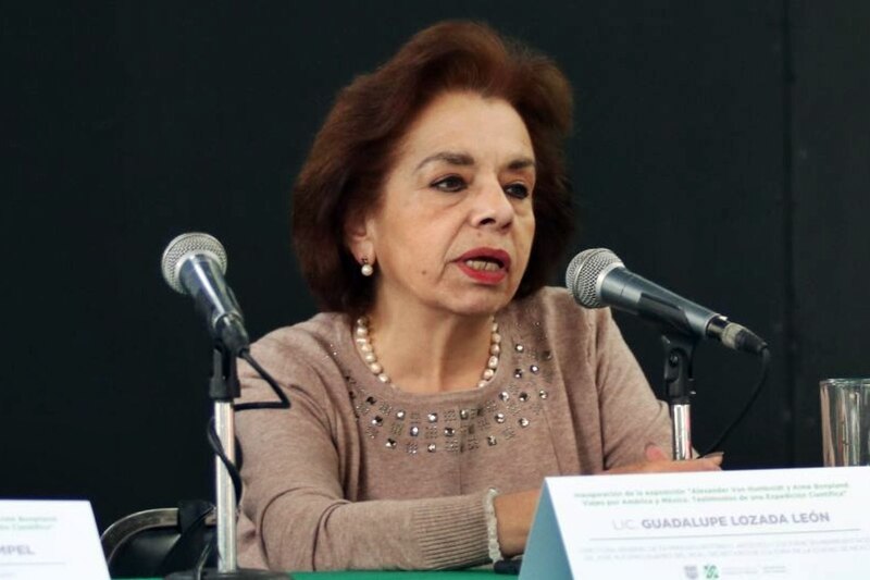 La Dra. Guadalupe Lozada León, Rectora de la Universidad de Colima, pronuncia un discurso durante la ceremonia de entrega de becas.