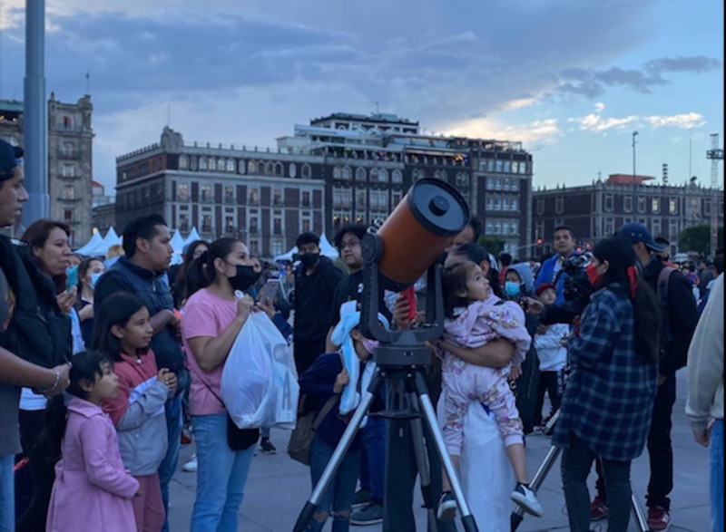 La niña y el telescopio