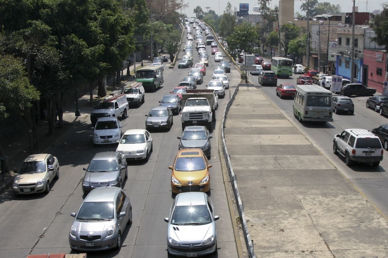 Intenso transito vehicular se registró en diversos puntos de la ciudad debido a la marcha que realizaron maestros de la Coordinadora Nacional de Trabajadores de la Educación (CNTE) rumbo al Zócalo. En la imagen la avenida División del Norte.