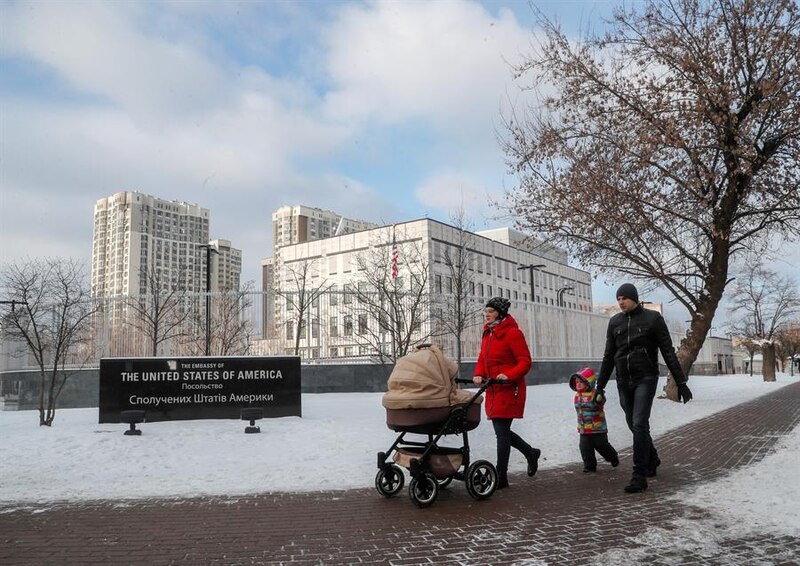 Familia caminando por la calle en invierno