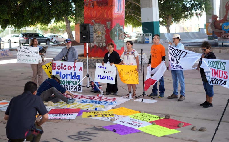 Concentración en contra de la ley SB1718 en Florida