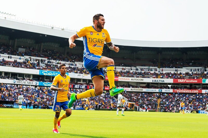 Jugador de fútbol celebra un gol