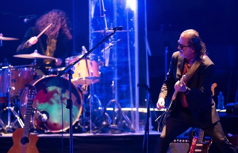 Un músico tocando la guitarra en un concierto