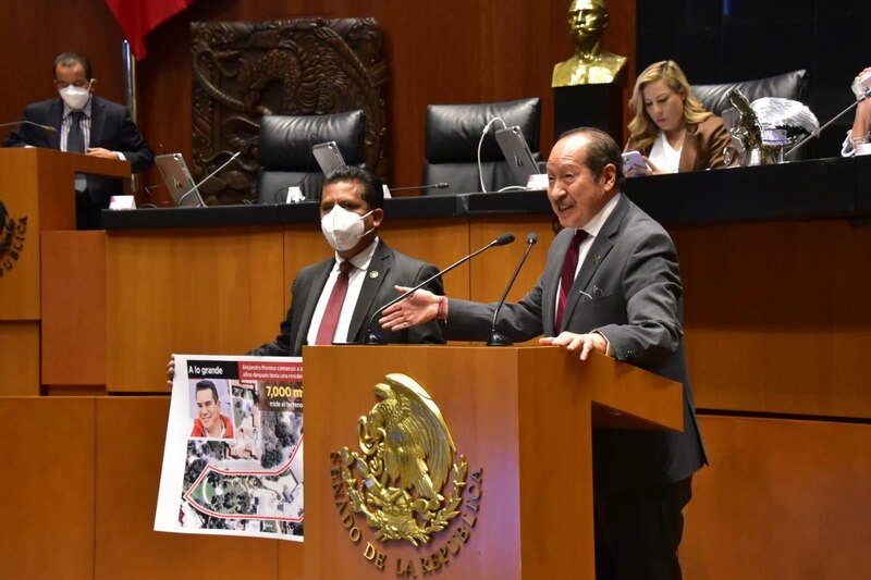El diputado Alejandro Moreno muestra una fotografía de su rancho "A lo grande"