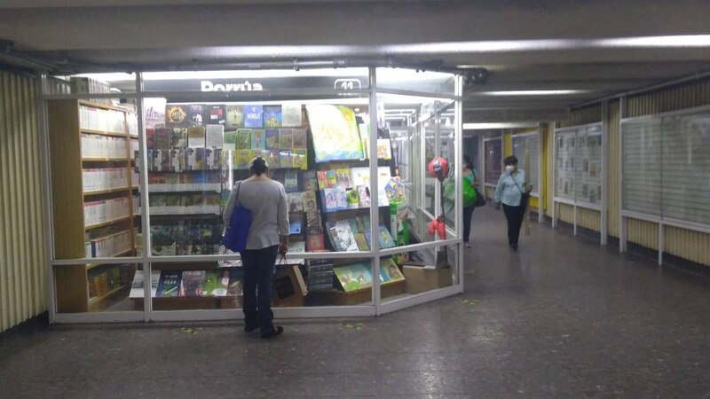 Librería en el metro