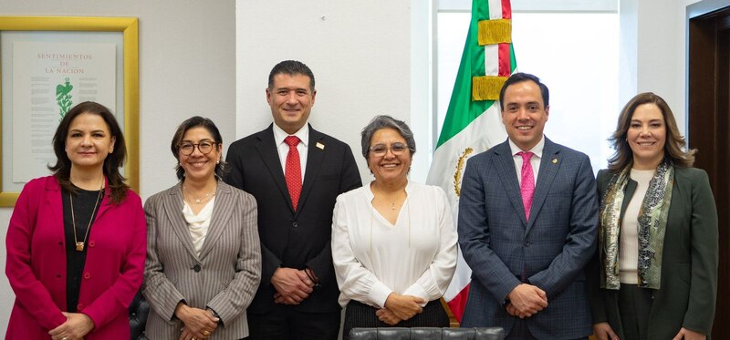 Comisionado Presidente del INAI, Adrián Alcalá Méndez, y la Secretaria Raquel Buenrostro discuten la transición de funciones en reunión oficial