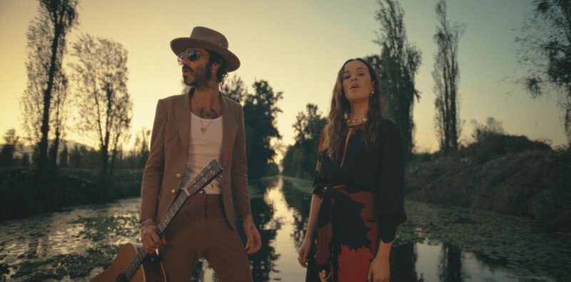 Dos cantantes en un canal cantando.