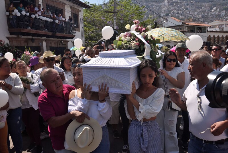 Multitud se reúne para dar el último adiós a una joven fallecida