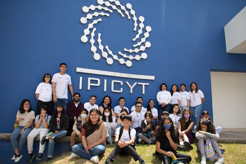 Estudiantes de IPICYT posan para una foto