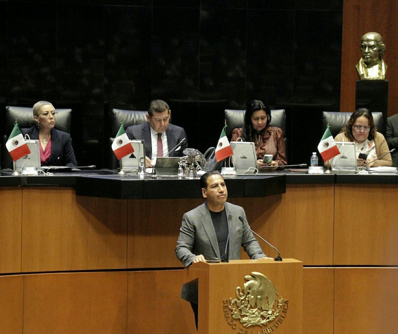 Diputado mexicano da un discurso en el Congreso